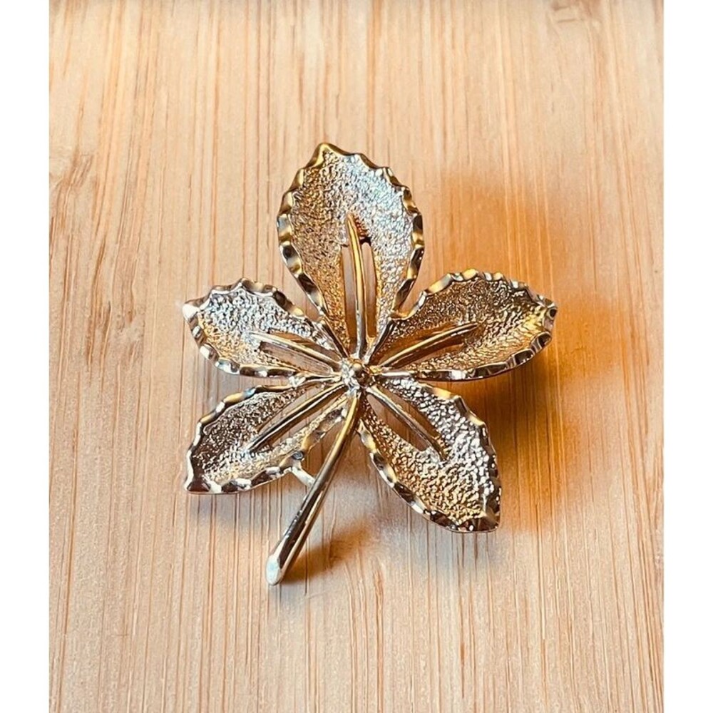 Sarah Coventry Leaf Brooch Pin Gold Tone Pristine Condition